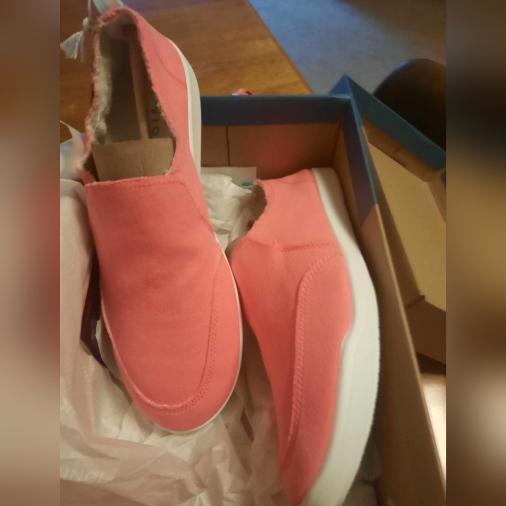Vionic shoes brand new
